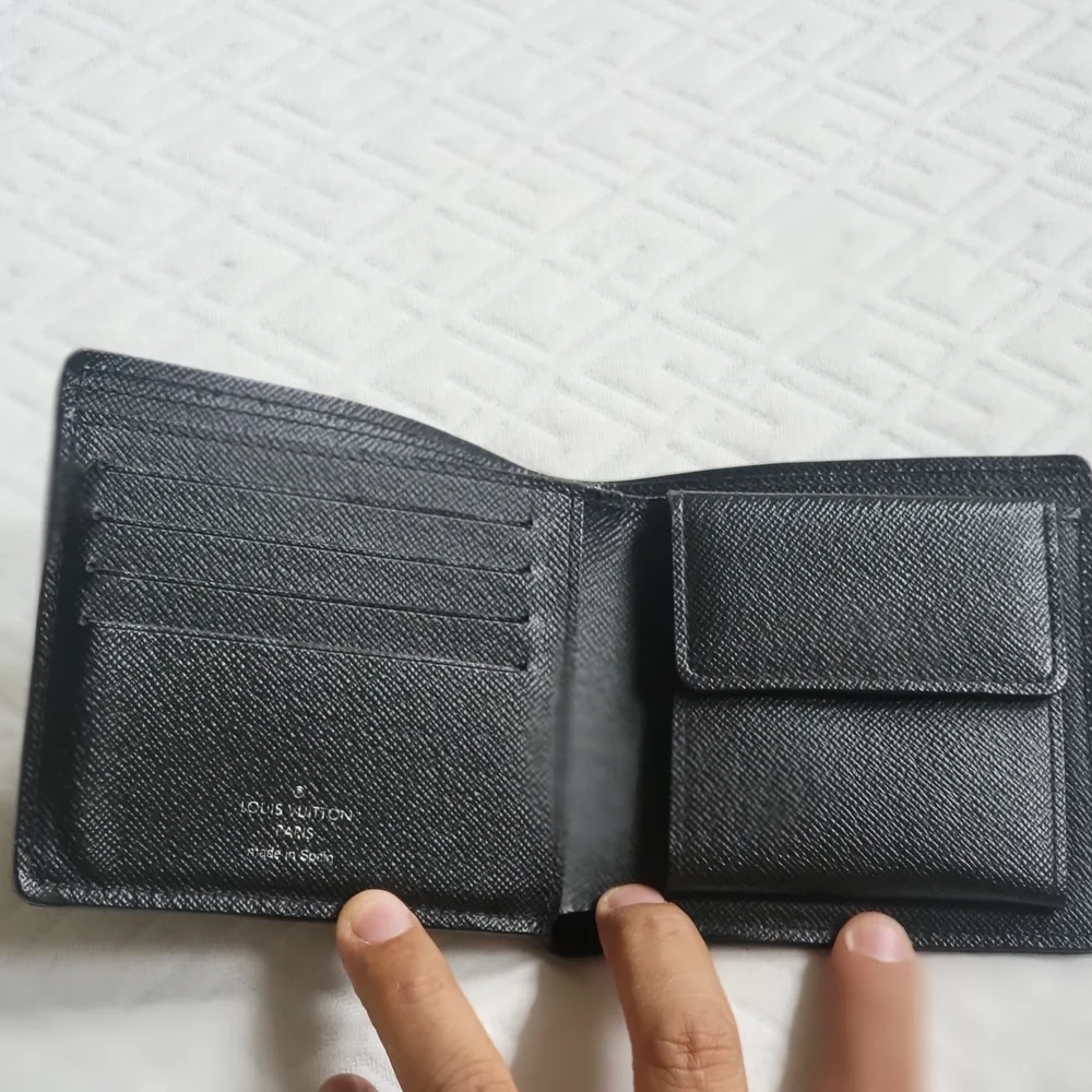 Louis Vuitton Epi Leather Bifold Wallet.. Authentic!!